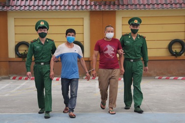 Bắt quả tang 2 đối tượng dùng thuyền đưa 5 người vượt biên sang Lào