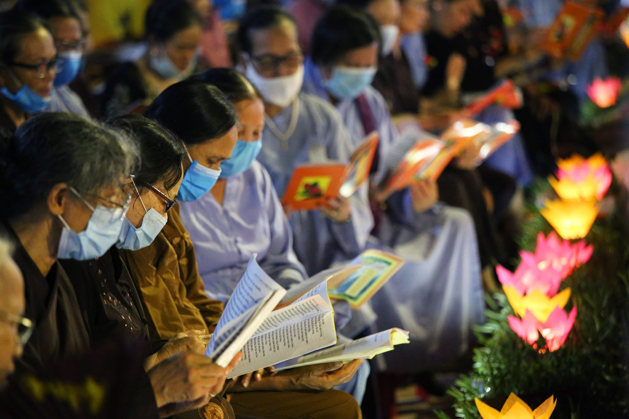 Phật tử đeo khẩu trang làm lễ Vu lan báo hiếu tại chùa Ninh Tảo - 16 Phật tử đeo khẩu trang làm lễ Vu lan báo hiếu tại chùa Ninh Tảo - 16