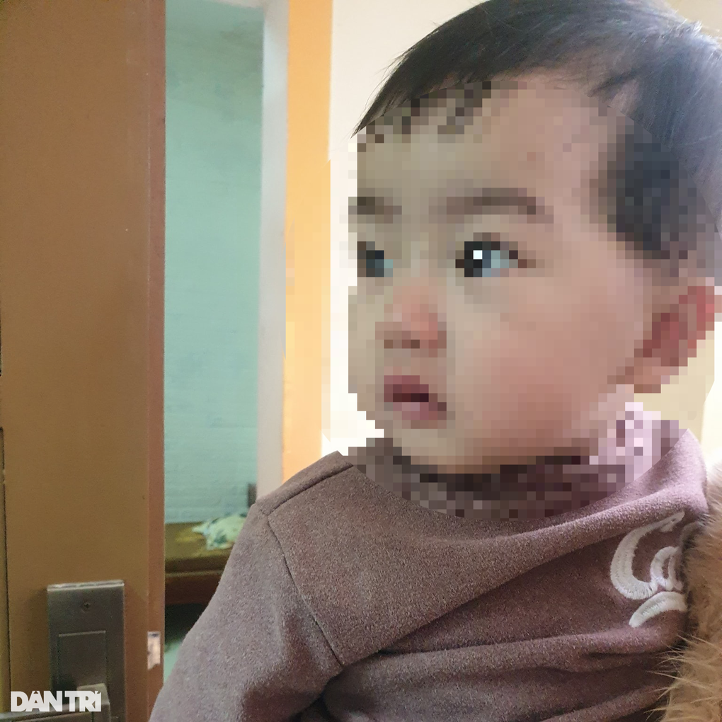 Bé gái hơn 1 tuổi bị bỏ rơi, ngồi khóc giữa đêm  - 1 Bé gái hơn 1 tuổi bị bỏ rơi, ngồi khóc giữa đêm  - 1