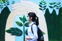 Phụ huynh: Trường công nặng thành tích, trường tư coi học trò là khách hàng