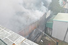 Cháy kho chứa đồ trang trí sự kiện, nhiều người hốt hoảng tháo chạy