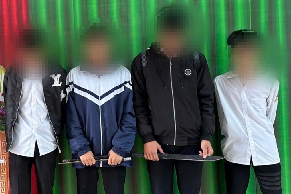 Hai nhóm học sinh lớp 11 cầm tuýp sắt, dao tự chế hẹn đánh nhau - 1