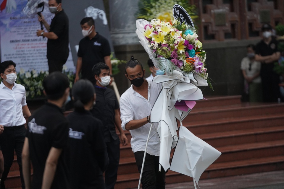 Khán giả đội mưa tiễn cố danh hài Chí Tài, Hoài Linh vái lạy linh cữu - 6 Khán giả đội mưa tiễn cố danh hài Chí Tài, Hoài Linh vái lạy linh cữu - 6