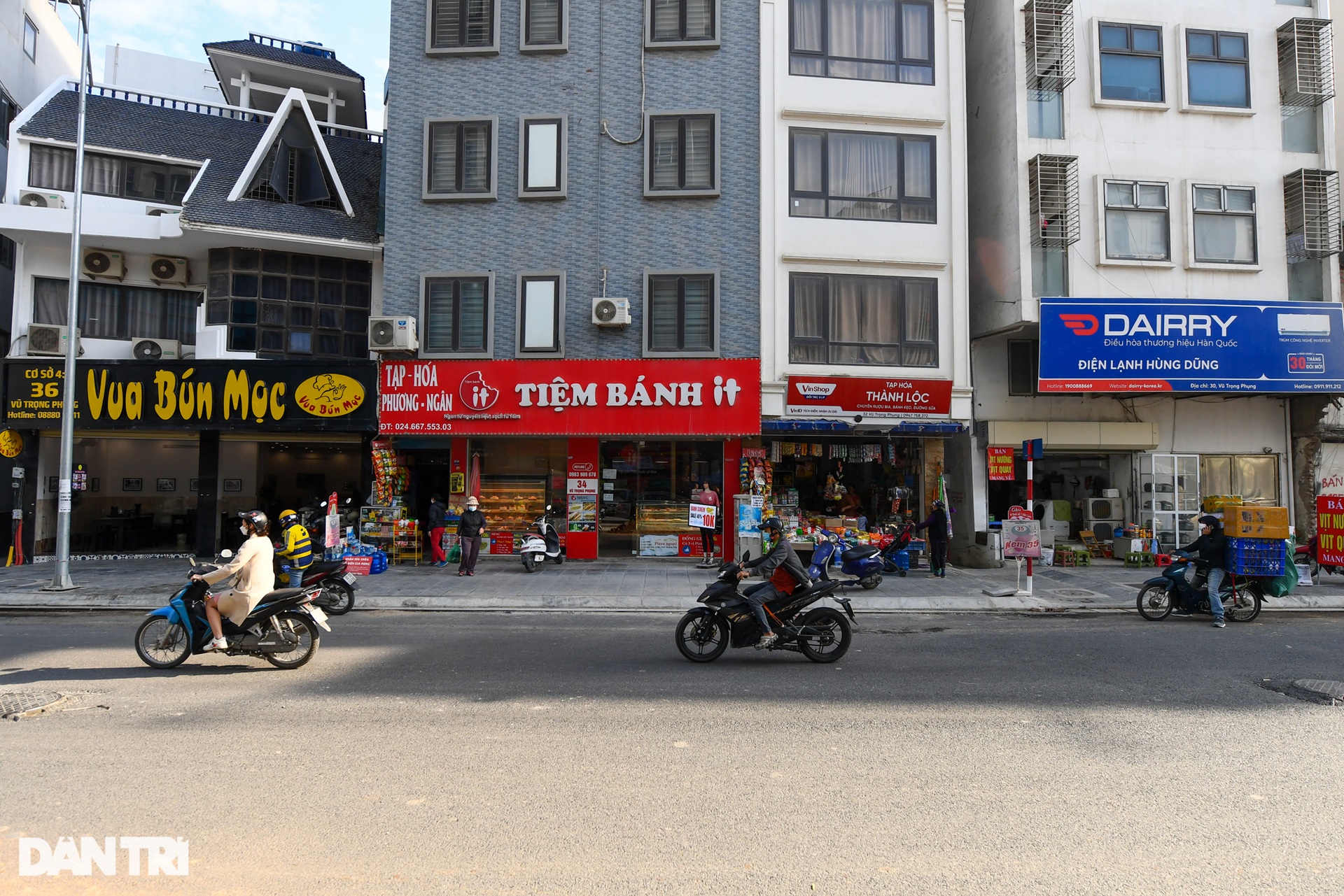 Người dân thủ đô thoát khổ trên đoạn đường 440m cải tạo 4 năm mới về đích - 12 Người dân thủ đô thoát khổ trên đoạn đường 440m cải tạo 4 năm mới về đích - 12