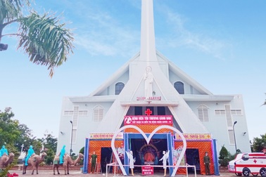 Nhà thờ xứ biển làm "hang đá" bệnh viện dã chiến Covid-19 đón giáng sinh