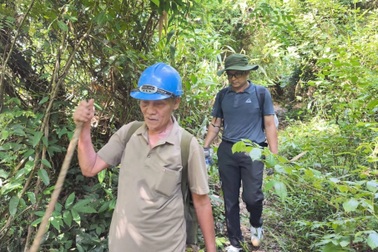 Cựu binh 77 tuổi dẫn đường tìm nơi nghi có 3 hài cốt đồng đội ở rừng sâu