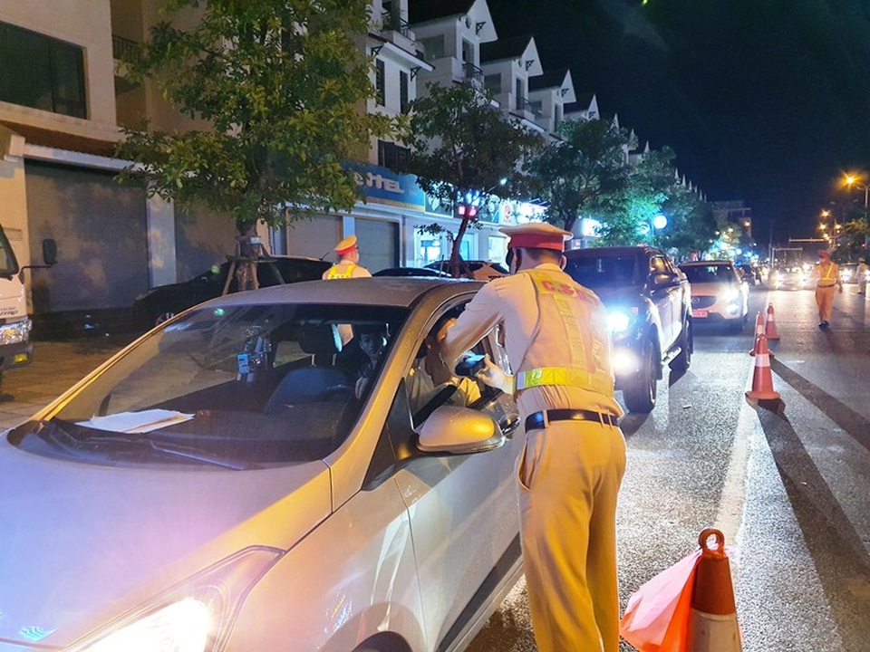 Tài xế ô tô bị phạt 35 triệu, tước GPLX 23 tháng do vi phạm nồng độ cồn - 11 Tài xế ô tô bị phạt 35 triệu, tước GPLX 23 tháng do vi phạm nồng độ cồn - 11