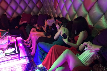 Hơn 100 tiếp viên quán karaoke ôm chui vào phòng bí mật trốn đoàn kiểm tra