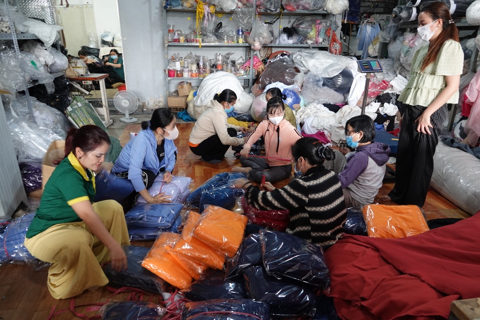 Xưởng may ngừng kinh doanh, chuẩn bị 10.000 chăn ấm tặng đồng bào vùng lũ - 3 Xưởng may ngừng kinh doanh, chuẩn bị 10.000 chăn ấm tặng đồng bào vùng lũ - 3