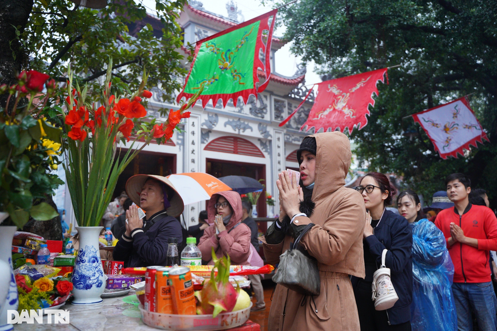Người Hà Nội đội mưa đi lễ Rằm tháng Giêng ở Phủ Tây Hồ - 3 Người Hà Nội đội mưa đi lễ Rằm tháng Giêng ở Phủ Tây Hồ - 3