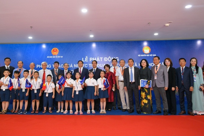 Thủ tướng cùng các đại biểu chụp ảnh lưu niệm tại Lễ phát động Phong trào Cả nước thi đua xây dựng xã hội học tập, đẩy mạnh học tập suốt đời giai đoạn 2023-2030.