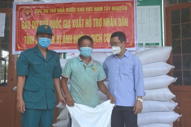 Người dân gặp khó do dịch Covid-19 ấm lòng khi được cấp gạo