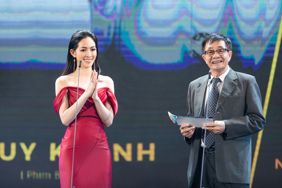 Mai Thanh Hà kiêu sa với váy đỏ khoe vai trần - 7 Mai Thanh Hà kiêu sa với váy đỏ khoe vai trần - 7