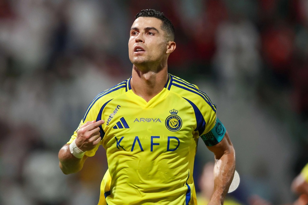 Gây thù chuốc oán với C.Ronaldo, HLV sắp phải ra đường - 2