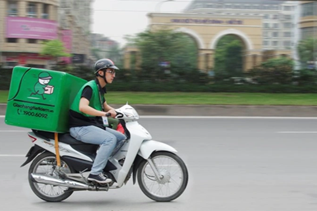 Giá xăng tăng, VNPost, Giao Hàng Tiết Kiệm... thu thêm phụ phí - 1