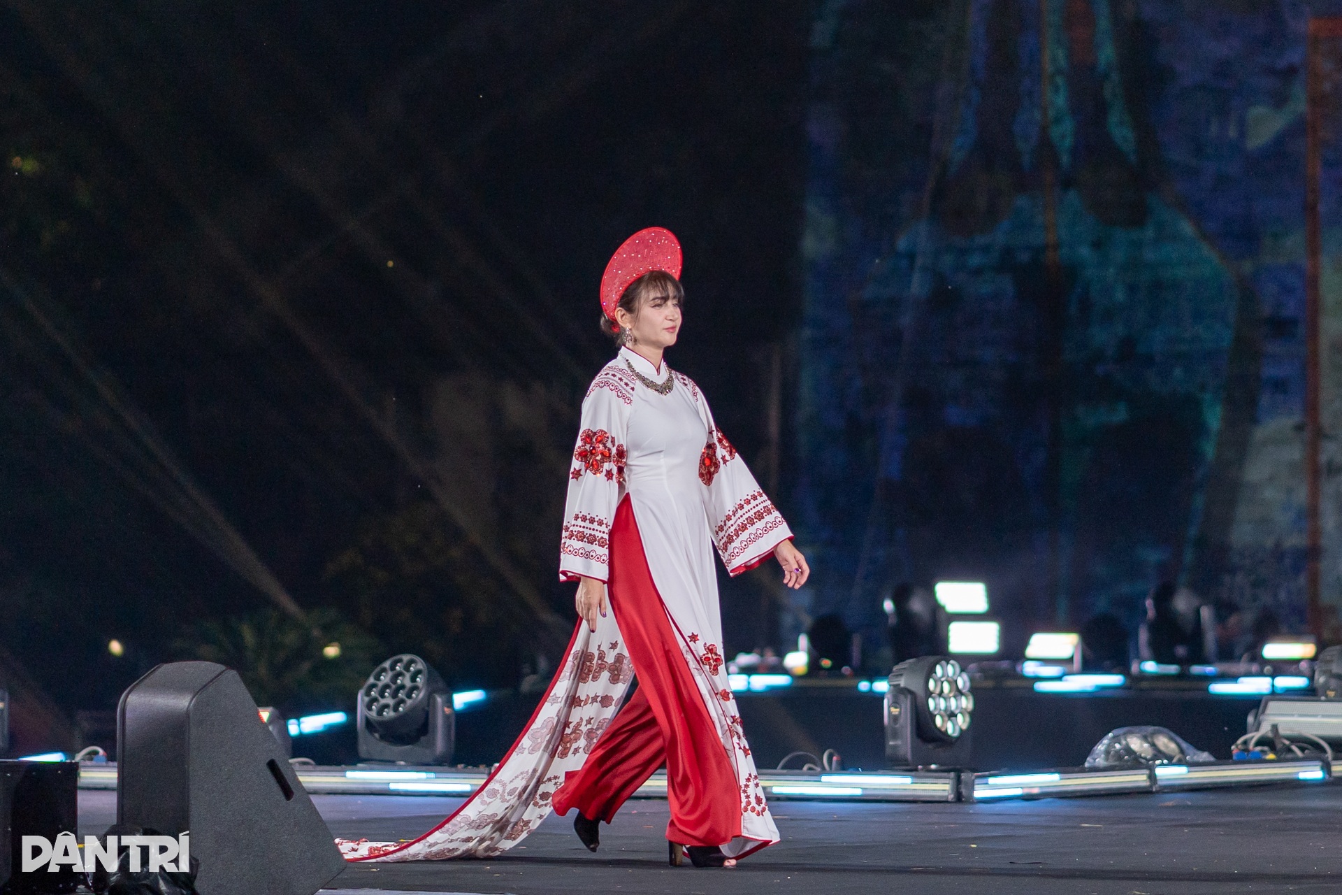 Ambassadörsfruar från USA, Japan och många andra länder uppträder i vietnamesisk Ao Dai - 3