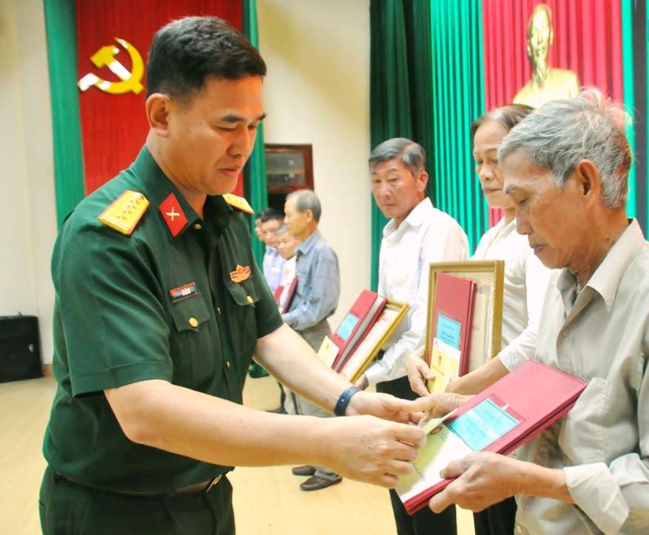 Đại tá Võ Tấn Tài - Chỉnh ủy Bộ CHQS tỉnh tặng quà cho thân nhân các liệt sĩ(02).jpg Đại tá Võ Tấn Tài - Chỉnh ủy Bộ CHQS tỉnh tặng quà cho thân nhân các liệt sĩ(02).jpg