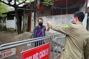 "Nội bất xuất ngoại bất nhập" ở khu cách ly Cầu Giấy do ca nhiễm Covid-19
