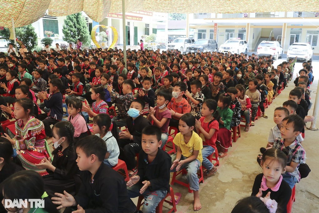 Khởi công nhà bán trú tại nơi học sinh ở nhà tôn nóng như lò bánh mì - 2 Khởi công nhà bán trú tại nơi học sinh ở nhà tôn nóng như lò bánh mì - 2