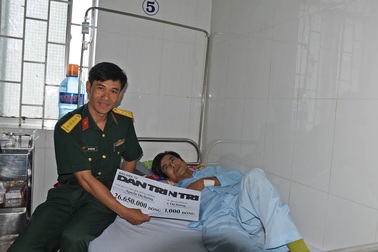 Trao gần 40 triệu đồng đến người đàn ông bị tai nạn giao thông gãy loạt xương sườn