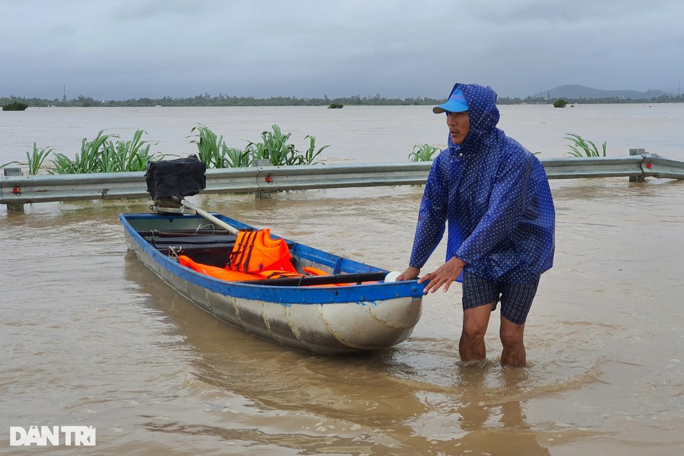 Thủy điện xả lũ cuồn cuộn, người dân vơ tài sản tháo chạy - 6 Thủy điện xả lũ cuồn cuộn, người dân vơ tài sản tháo chạy - 6