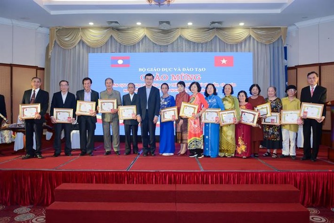 Thứ trưởng Bộ GD&ĐT Nguyễn Văn Phúc trao Bằng khen cho các nhà giáo có đóng góp vào quan hệ hợp tác giáo dục giữa hai nước Việt Nam - Lào.

