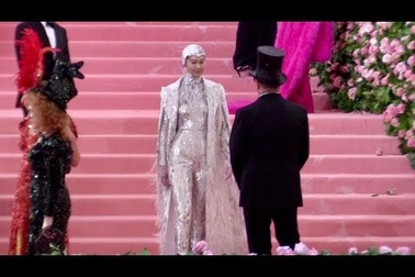 Gigi Hadid sành điệu bên Michael Kors