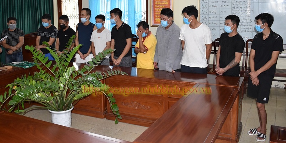 10 con bạc say sưa xóc đĩa, sát phạt nhau giữa mùa dịch - 1 10 con bạc say sưa xóc đĩa, sát phạt nhau giữa mùa dịch - 1