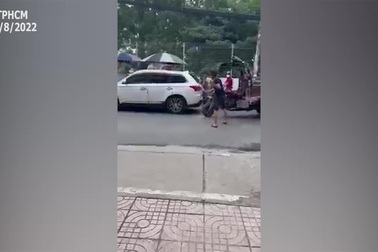 Mâu thuẫn va chạm giao thông, tài xế xe ben cầm mã tấu chém... xe ba gác