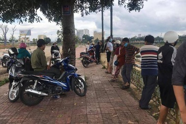 Tìm kiếm người nhảy sông sau khi phát hiện xe máy trên bờ