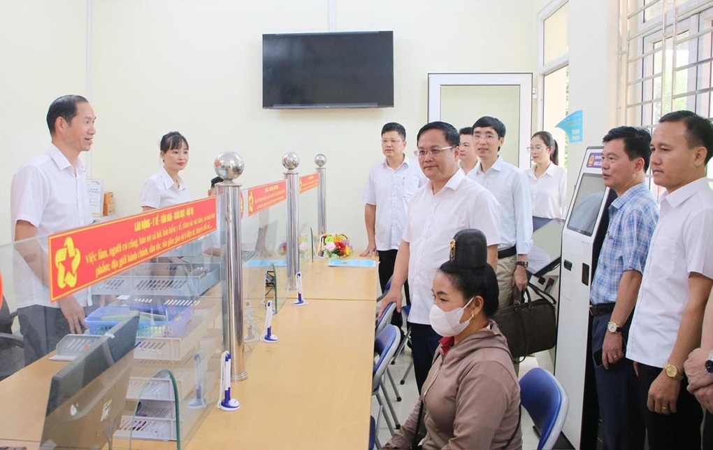 “Bơi” trong công việc, công chức vẫn lo không hoàn thành nhiệm vụ - 1