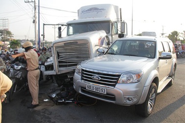 Xe container tông hàng chục phương tiện, nhiều người trọng thương