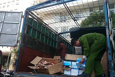 Tạm giữ hàng chục tấn hàng lậu đổ chuẩn bị xé lẻ đi tiêu thụ
