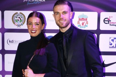 Những cô vợ xinh đẹp bốc lửa của Liverpool và Everton