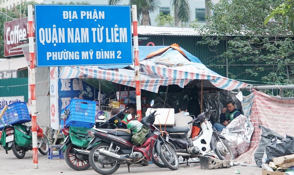 Hà Nội: Nhiều quán trà đá vỉa hè mọc trở lại bất chấp lệnh cấm - 8 Hà Nội: Nhiều quán trà đá vỉa hè mọc trở lại bất chấp lệnh cấm - 8