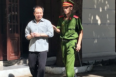 Chở cháu đi khám thai rồi tiếp tục giở trò đồi bại