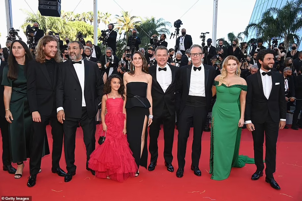 Bạn gái thủ môn Đức nổi bật với áo yếm không nội y tại LHP Cannes - 11 Bạn gái thủ môn Đức nổi bật với áo yếm không nội y tại LHP Cannes - 11