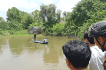 Đang vây bắt con cá sấu lớn dưới ao cá