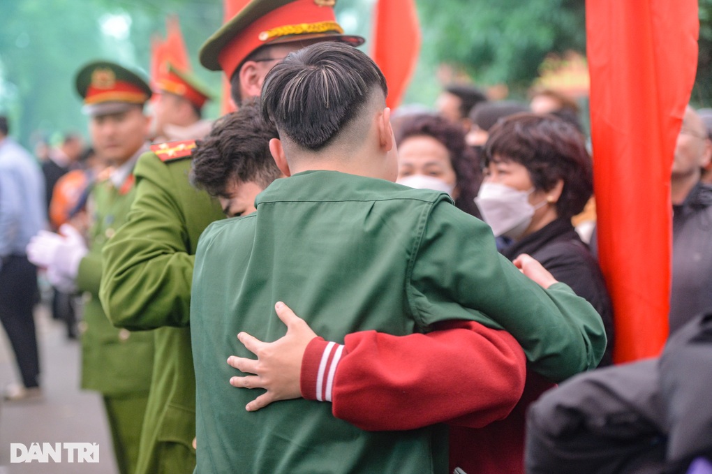 Xúc động cảnh bố dặn dò con, vợ chia tay chồng lên đường nhập ngũ - 8 Xúc động cảnh bố dặn dò con, vợ chia tay chồng lên đường nhập ngũ - 8