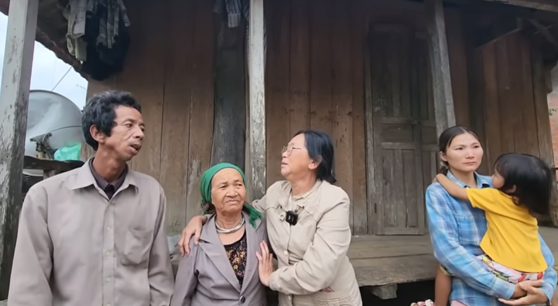 মা তার সন্তানকে বিক্রি করে দিলেন কারণ তিনি খুব দরিদ্র ছিলেন, ২৩ বছর পর আবার দেখা হলে তিনি কেঁদেছিলেন - ৩ Bán con vì quá khổ, mẹ khóc nghẹn ngày gặp lại sau 23 năm - 3