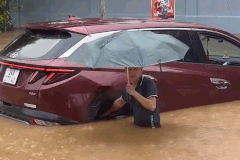 Người đàn ông gồng mình giữ ô tô giữa dòng nước lũ ở Lào Cai