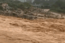 Sạt lở, mưa lũ lớn, Kon Tum sơ tán hàng chục hộ dân