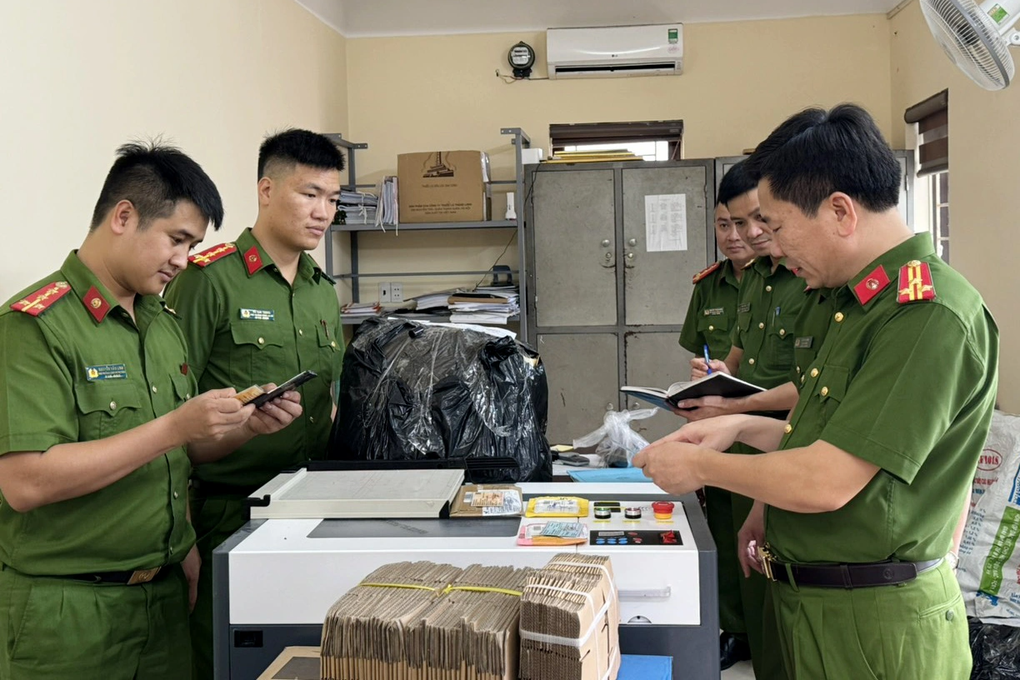 Cặp vợ chồng điều hành đường dây làm giả giấy phép lái xe - 2 Cặp vợ chồng điều hành đường dây làm giả giấy phép lái xe - 2