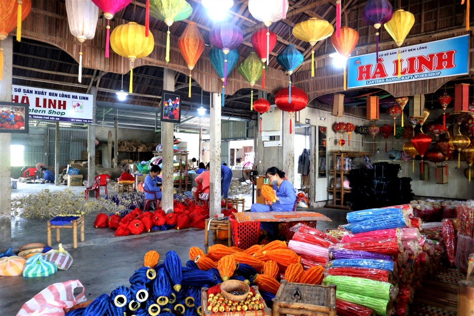 Độc đáo nghề làm lồng đèn hơn 400 tuổi ở Hội An - 9 Độc đáo nghề làm lồng đèn hơn 400 tuổi ở Hội An - 9