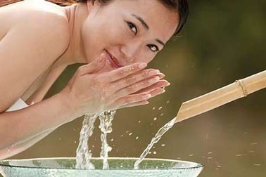 Nên rửa mặt bao nhiêu lần một ngày?