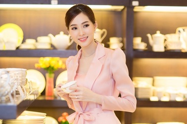 Hoa hậu Đặng Thu Thảo đội mưa đi xem đồ gia đình