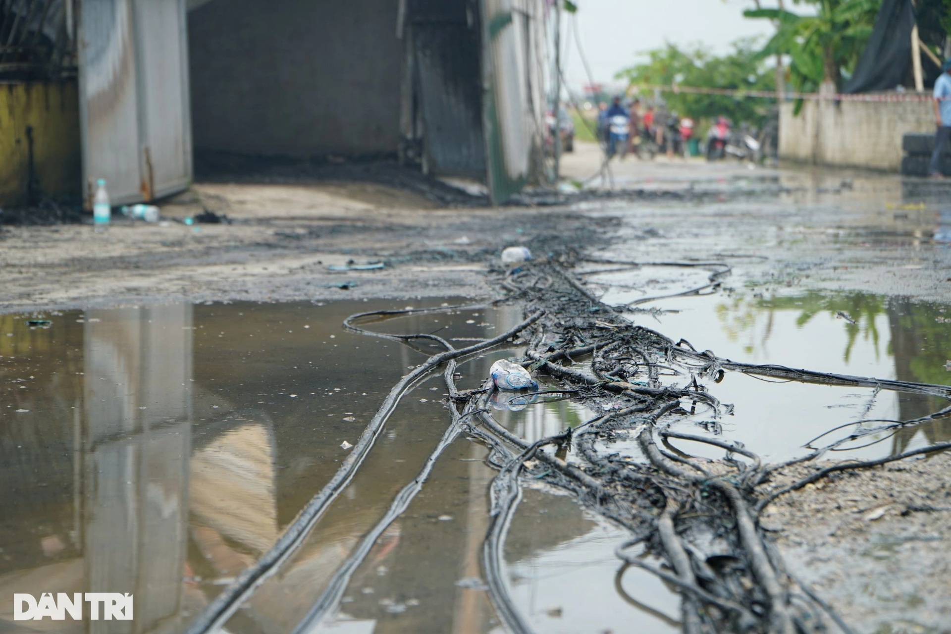 Hiện trường vụ cháy xưởng chăn đệm khiến nữ sinh viên tử vong - 9 Hiện trường vụ cháy xưởng chăn đệm khiến nữ sinh viên tử vong - 9