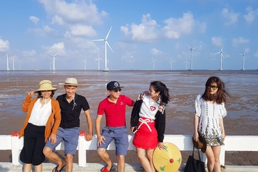 Giới trẻ đổ xô check-in cánh đồng quạt gió đẹp như "châu Âu" ở miền Tây