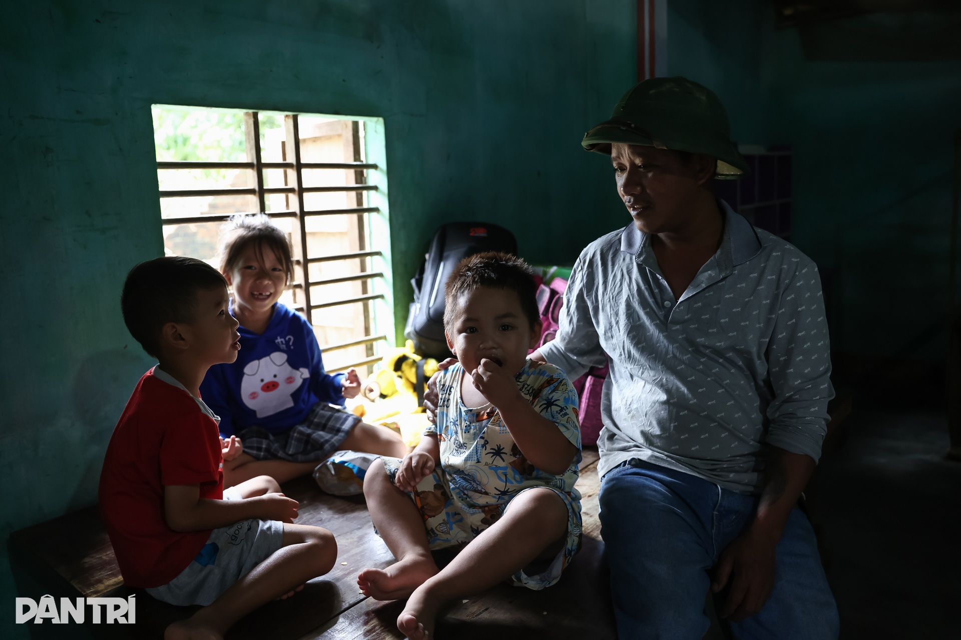 Người hùng cứu gần 70 mạng người trong trận lũ kinh hoàng ở vùng Phú Yên - 7 Người hùng cứu gần 70 mạng người trong trận lũ kinh hoàng ở vùng Phú Yên - 7