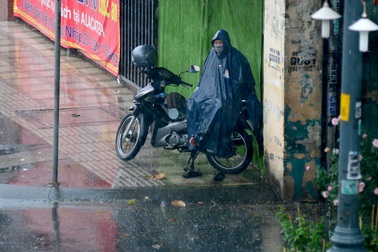 Sài Gòn bất ngờ đón cơn mưa "vàng" giải nhiệt